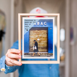 Une photo suspendue dans un cadre artisanal